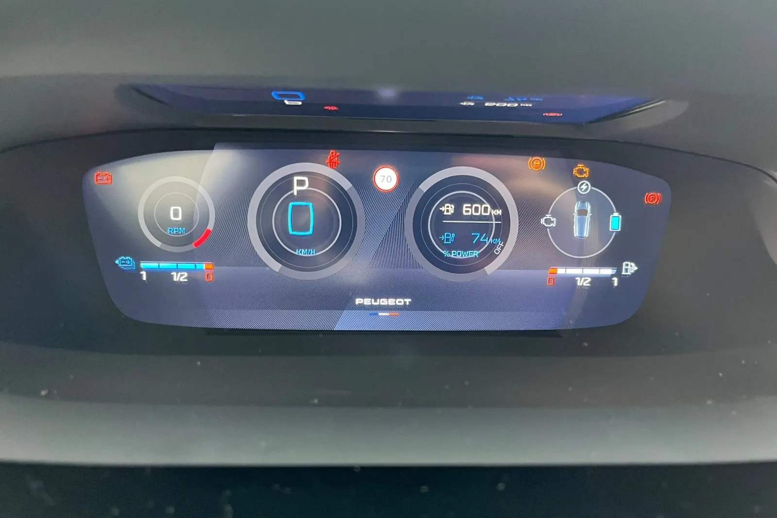 Das digitale Kombiinstrument bietet klar strukturierte Anzeigen und optional neue 3D-Grafiken.